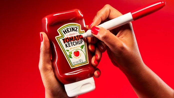 Embalagem Heinz com a palavra Tomato grifada