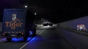 Tigre da Cerveja Tiger projetado pelas ruas