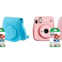 A foto apresenta 2 kits da Instax Mini 11, a da esquerda azul e a outra na cor rosa, acompanhadas da bolsa personalizada e uma caixa de filmes.