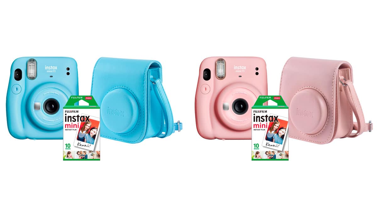A foto apresenta 2 kits da Instax Mini 11, a da esquerda azul e a outra na cor rosa, acompanhadas da bolsa personalizada e uma caixa de filmes.