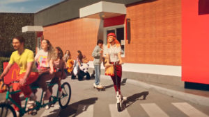 Ação do McDonald's que dará batata extra no Drive-Thru.