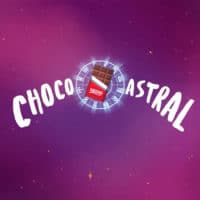 A foto apresenta um fundo roxo de universo com o nome ChocoAstral escrito no meio e uma barra de chocolate Nestlé, logo da promoção que irá selecionar os mapas astrais mais impactados negativamente.