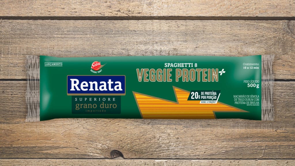 renata-macarrao-veggie-protein+ A foto apresenta a embalagem do novo Macarrão Renata Superiore Veggie Protein +, em cima de uma mesa de madeira.