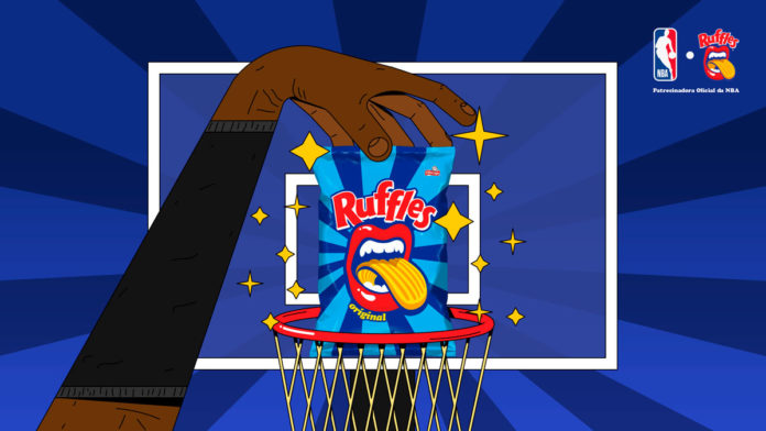 A foto apresenta uma tabela com cesta de basquete em um fundo listrado azul escuro e claro, com uma mão jogando uma Ruffles Original dentro dessa cesta, e no canto superior direito o logo da NBA e do salgadinho para anunciar a parceria.