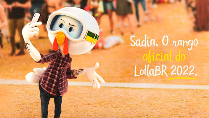 A foto apresenta o mascote da Sadia tirando uma selfie no Lollapalooza Brasil 2022, ao lado da frase Sadia. O rango oficial do LollaBR 2022.