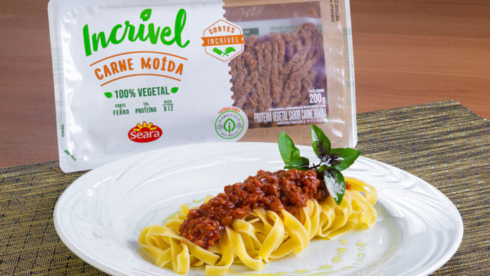 A foto apresenta uma embalagem de Incrível Cortes Seara Carne Moída, e um prato de espaguete com molho à bolonhesa.