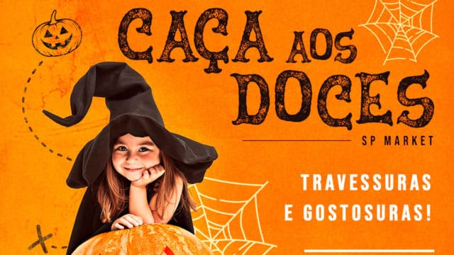 A foto apresenta uma criança vestida de bruxa com um fundo laranja com desenhos de teias de aranhas e abóbora, ao lado do nome Caça aos Doces do SP Market e uma frase de travessuras ou gostosuras.