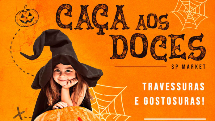 A foto apresenta uma criança vestida de bruxa com um fundo laranja com desenhos de teias de aranhas e abóbora, ao lado do nome Caça aos Doces do SP Market e uma frase de travessuras ou gostosuras.