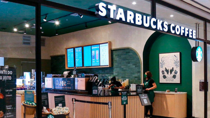 A foto apresenta a entrada da Starbucks Curitiba.