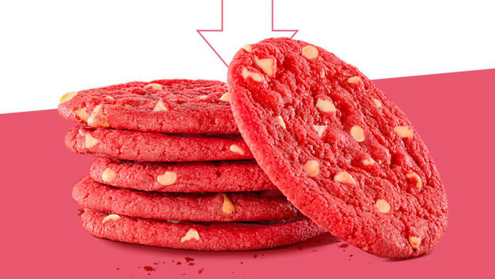 A foto apresenta o cookie rosa da Subway.