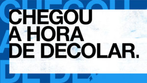 A foto apresenta o banner do site de cursos do Twitter focado em profissionais de publicidade, com um fundo em azul, e uma faixa branca na frente escrito chegou a hora de decolar.
