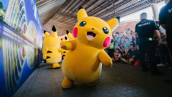 A foto apresenta Pikachus desfilando em um evento cheio de crianças, foto é representativa para anunciar a parceria entre a Universal Studios Japan com a The Pokémon Company.