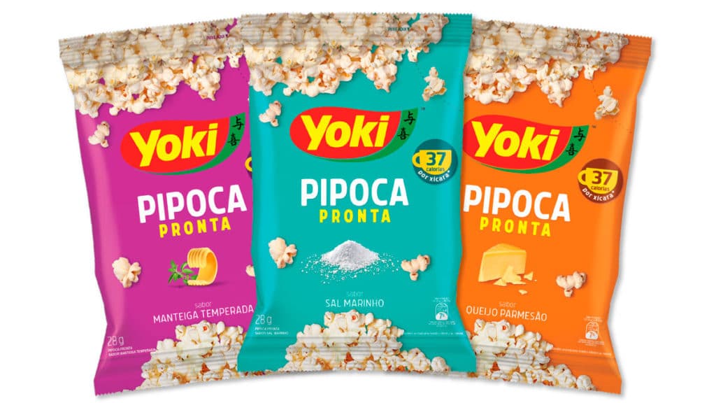 A foto apresenta as embalagens da nova Pipoca Pronta Yoki.