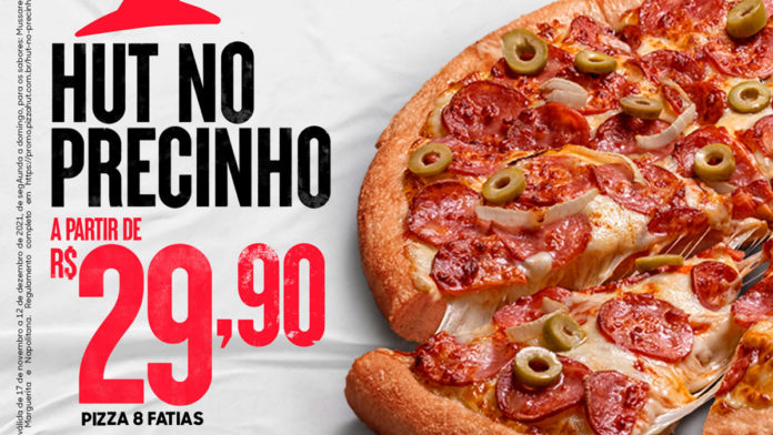 A foto apresenta uma pizza pan da Pizza Hut ao lado do logo da campanha de Black Friday da rede, junto com o valor da oferta.