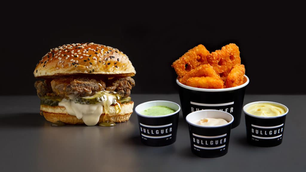 A foto apresenta o novo sanduíche de frango e o Waffle Fries do Bullguer.