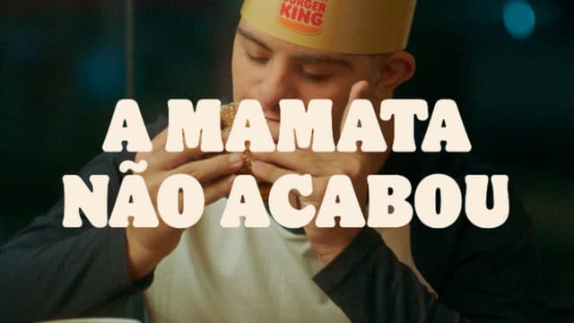 A foto apresenta uma pessoa comendo um hambúrguer do Burger King com a frase a mamata não acabou.