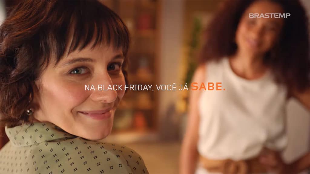 campanha-brastemp-eu-sabia A foto apresenta uma parte do filme da campanha Eu Sabia da Brastemp, em que vemos uma mulher sorrindo e quebrando a quarta parede com uma frase no meio da tela escrita "na Black Friday, você já sabe".