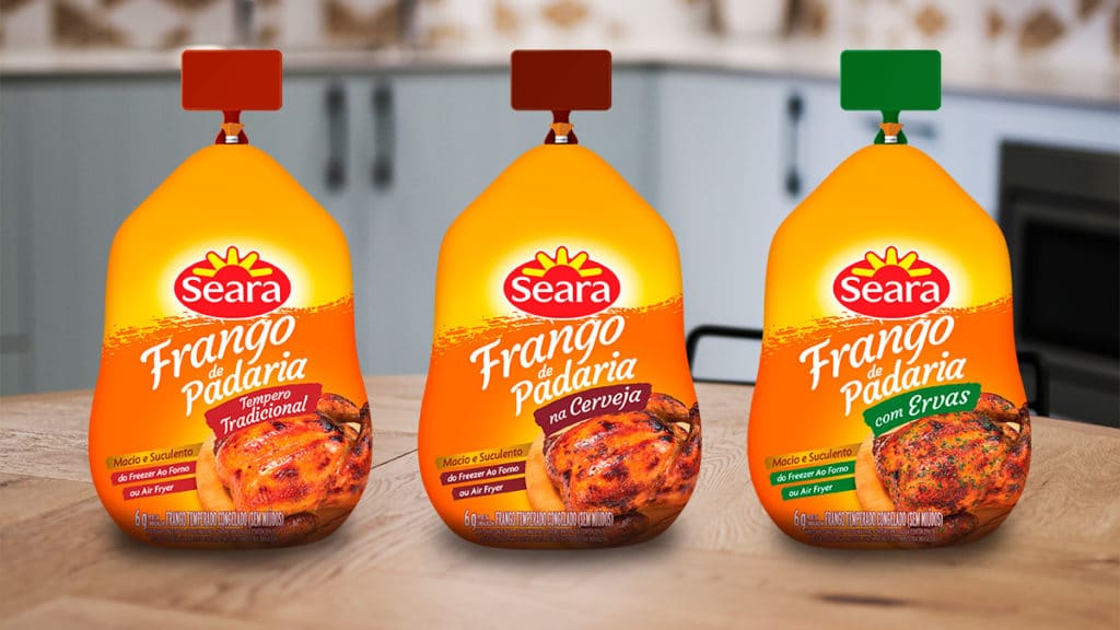 frango-de-padaria-seara A foto apresenta a linha Frango de Padaria Seara em cima de uma mesa de madeira, no meio de uma cozinha.