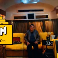 Zeca Pagodinho entrega cupons para Zé Delivery em nova campanha