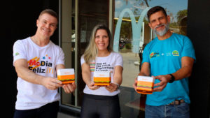 A foto apresenta os executivos envolvidos no McDia Feliz, que arrecadou mais de R$ 22 milhões.