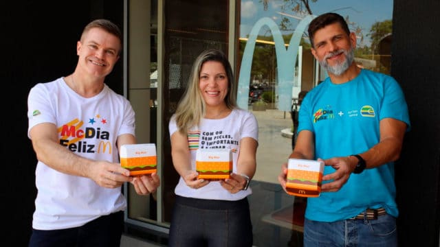 A foto apresenta os executivos envolvidos no McDia Feliz, que arrecadou mais de R$ 22 milhões.