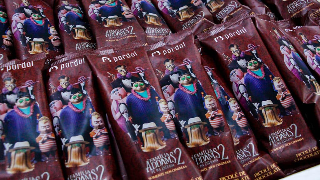 A foto apresenta vários picolés da Família Addams 2 da Pardal Sorvetes.