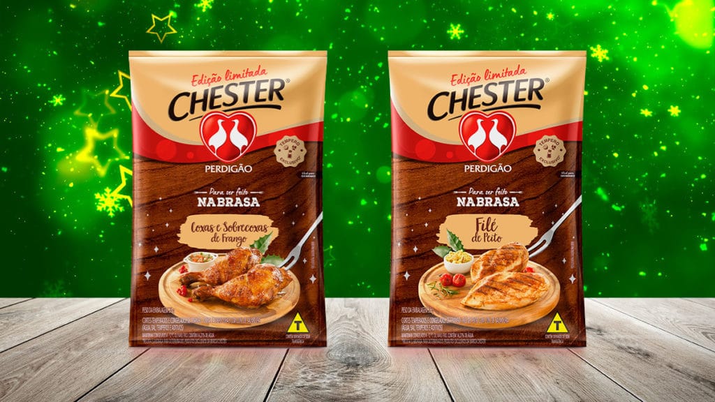 A foto apresenta os dois cortes de Chester Na Brasa Perdigão em cima de uma mesa de madeira e com um fundo verde natalino cheio de estrelas e brilhos.
