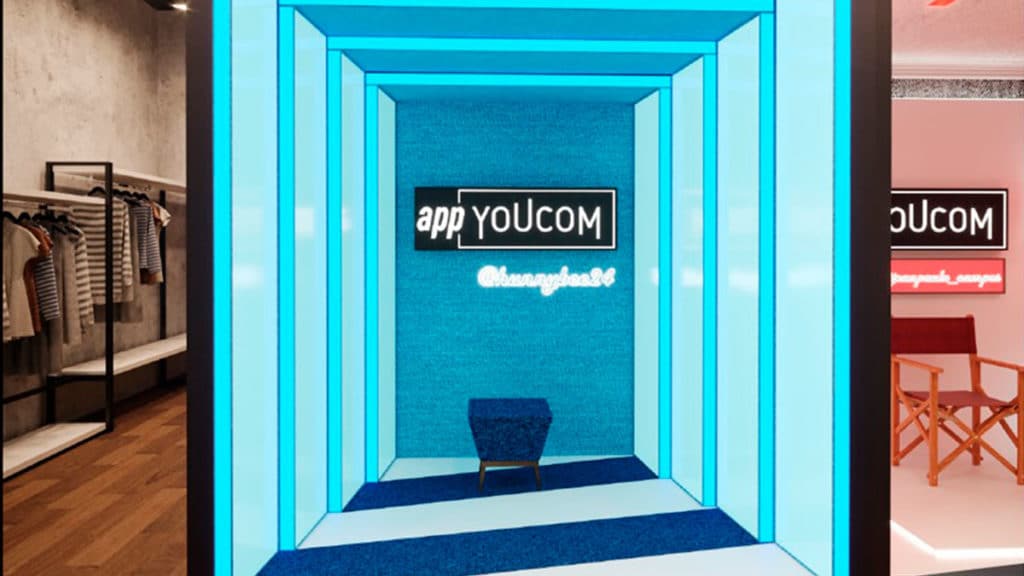 A foto apresenta um cenário azul do TikTok dentro da Youcom.