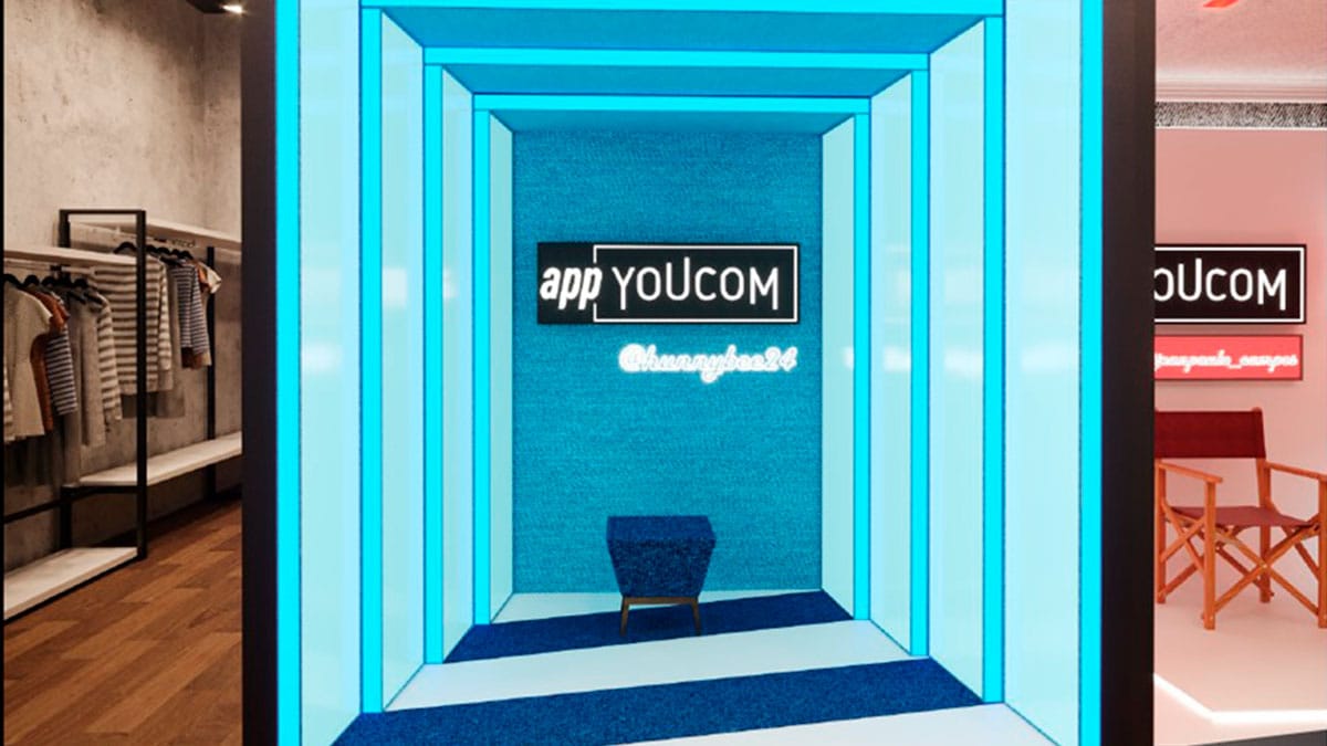 A foto apresenta um cenário azul do TikTok dentro da Youcom.