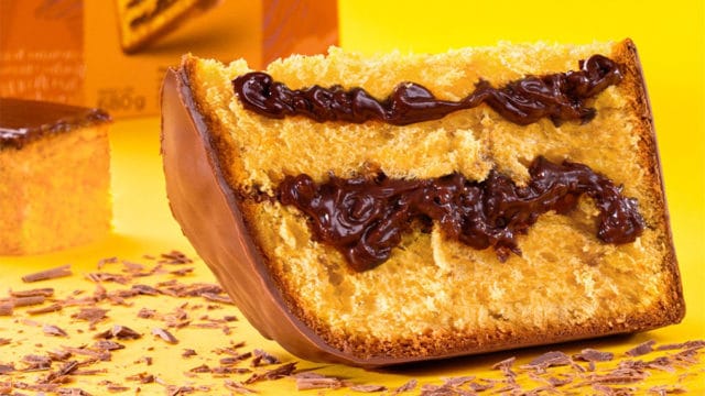 A foto apresenta uma fatia do Panettone Bolo de Cenoura da Chocolates Brasil Cacau.