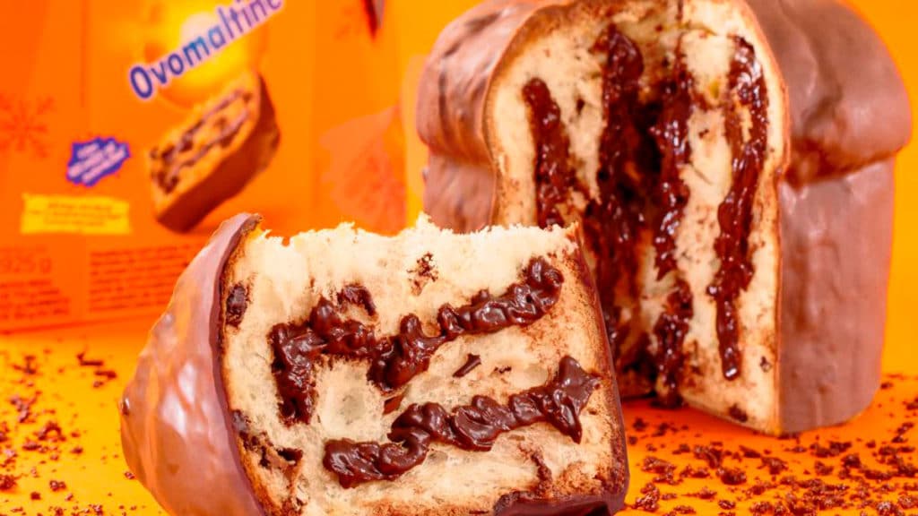 A foto apresenta o Panettone Delírios de Ovomaltine da Chocolates Brasil Cacau.