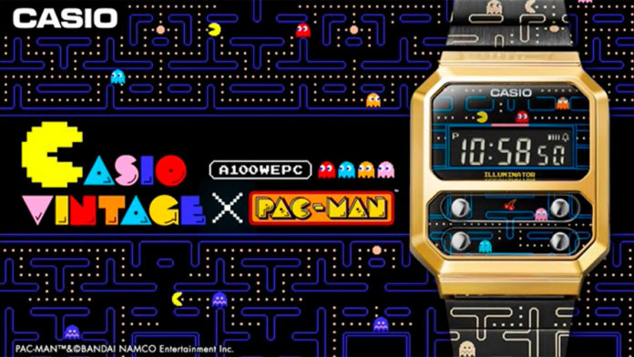 A foto apresenta o relógio do Pac-Man da Casio com o fundo da imagem de uma partida do jogo e o logo da parceria.