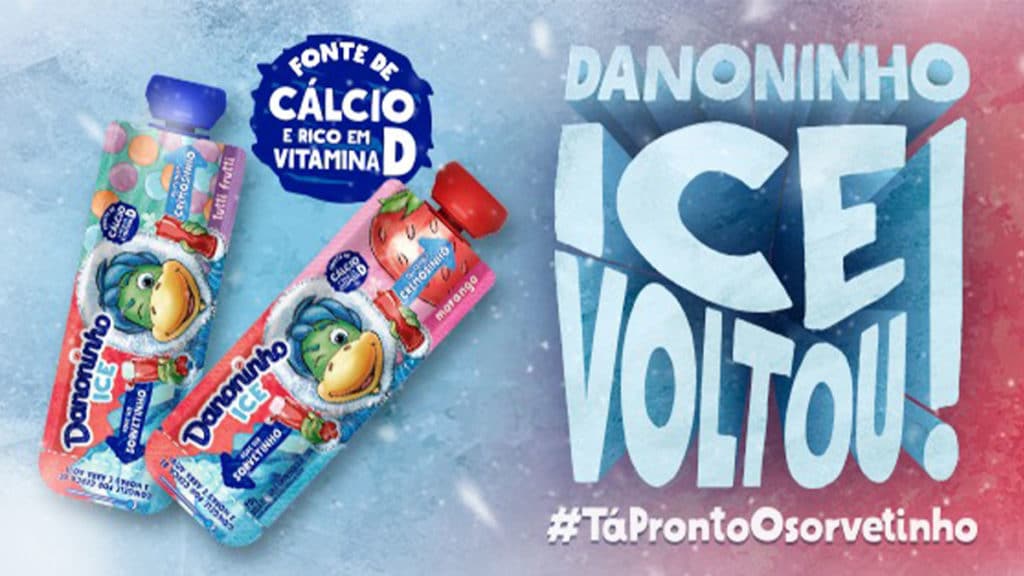 danone-relanca-danoninho-ice A foto apresenta os novos produtos relançados da Danone ao lado de um informativo de nutrientes e da frase "Danoninho Ice voltou, tá pronto o sorvetinho", junto com um fundo que parece gelo.