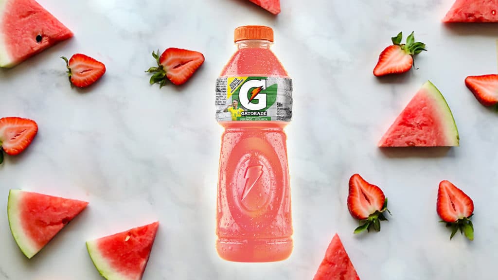 gatorade-morango-melancia A foto apresenta o novo Gatorade de Morango-Melancia com vários pedaços das frutas em volta da bebida.