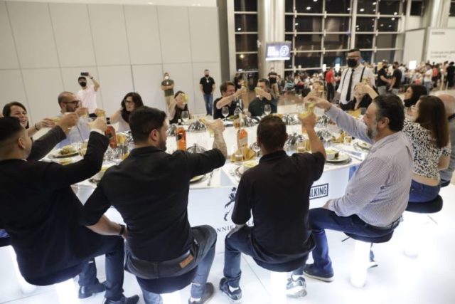 Johnnie Walker faz happy hour com pessoas em aeroporto de São Paulo