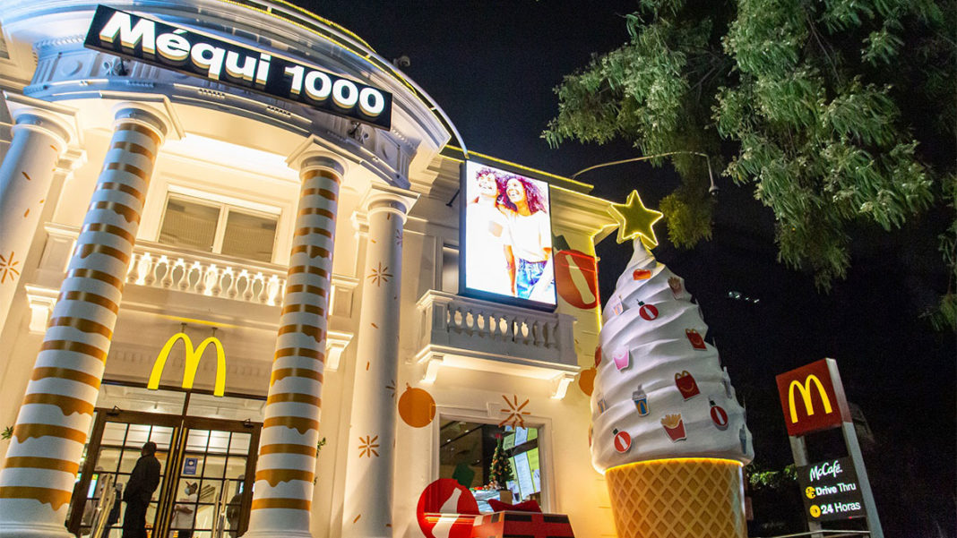 A foto apresenta a entrada do Méqui 1000, que está a decoração de Natal da rede.
