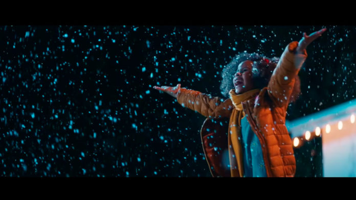 A foto apresenta uma cena da campanha de Natal da Sadia, que mostra a esperança em uma criança comemorando que está nevando.