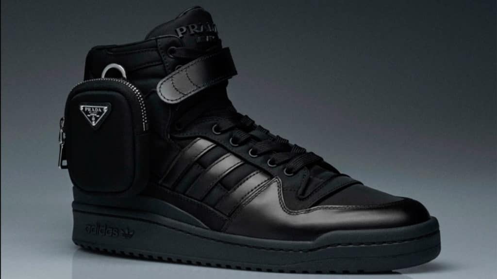 A foto apresenta o tênis da Adidas com a Prada.