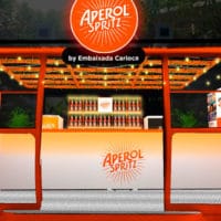 A foto apresenta o novo bar da Aperol, no Morro da Urca.