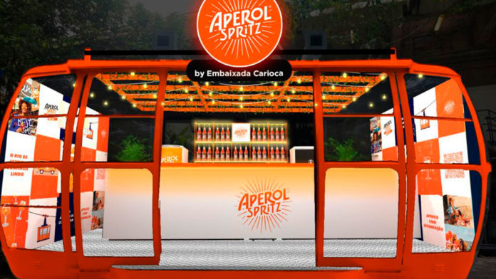 A foto apresenta o novo bar da Aperol, no Morro da Urca.