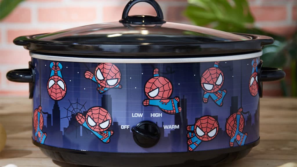 A foto apresenta a panela elétrica do Homem-Aranha, um dos eletrodomésticos lançados pela BoxLunch.