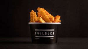 A foto apresenta a batata Crinkles, para promover a Crinkles Day do Bullguer.