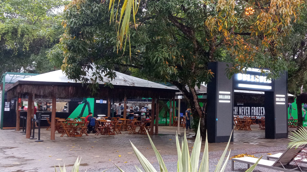 A foto apresenta a fachada da loja da Bullguer em Riviera de São Lourenço.