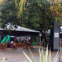 A foto apresenta a fachada da loja da Bullguer em Riviera de São Lourenço.