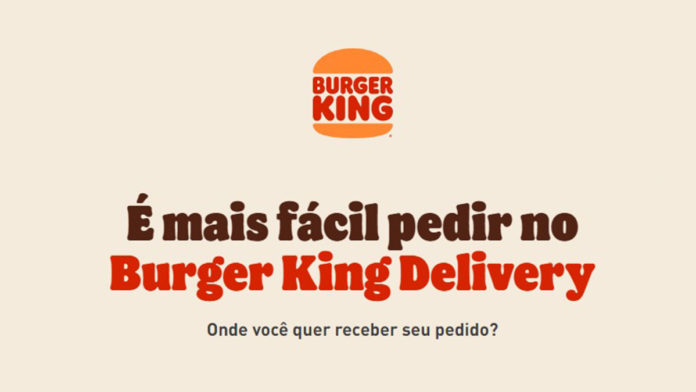 A foto apresenta o banner de divulgação do delivery próprio do Burger King que está sendo ampliado.