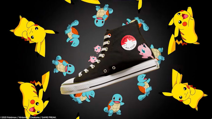 A foto apresenta um dos tênis de Pokémon da Converse com vários Pikachus e Squirtles em volta.