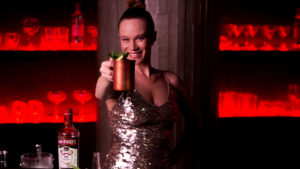 Mariana Ximenes para a nova minisérie da Diageo.