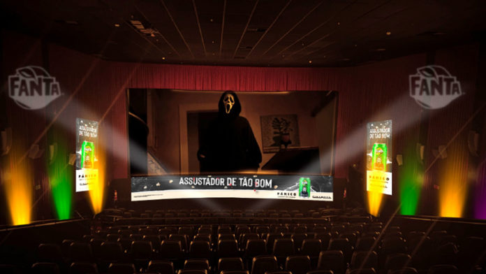 A foto apresenta uma sala do Cinemark com umas das ativações da Fanta com Pânico.