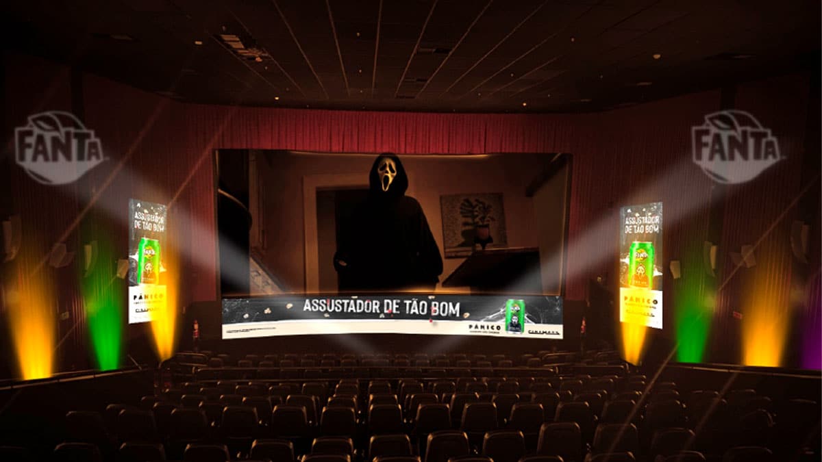 A foto apresenta uma sala do Cinemark com umas das ativações da Fanta com Pânico.