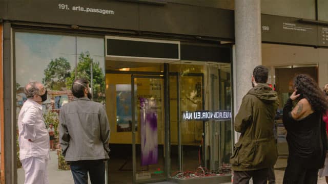 A foto apresenta a intervenção de arte da Heineken.